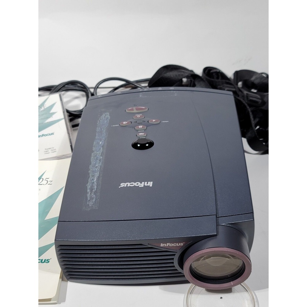 InFocus DLP Projector Digital Multimedia LP425Z w/ Case & Cables